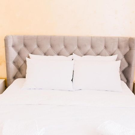 Central White Apartment Сату Маре Екстериор снимка