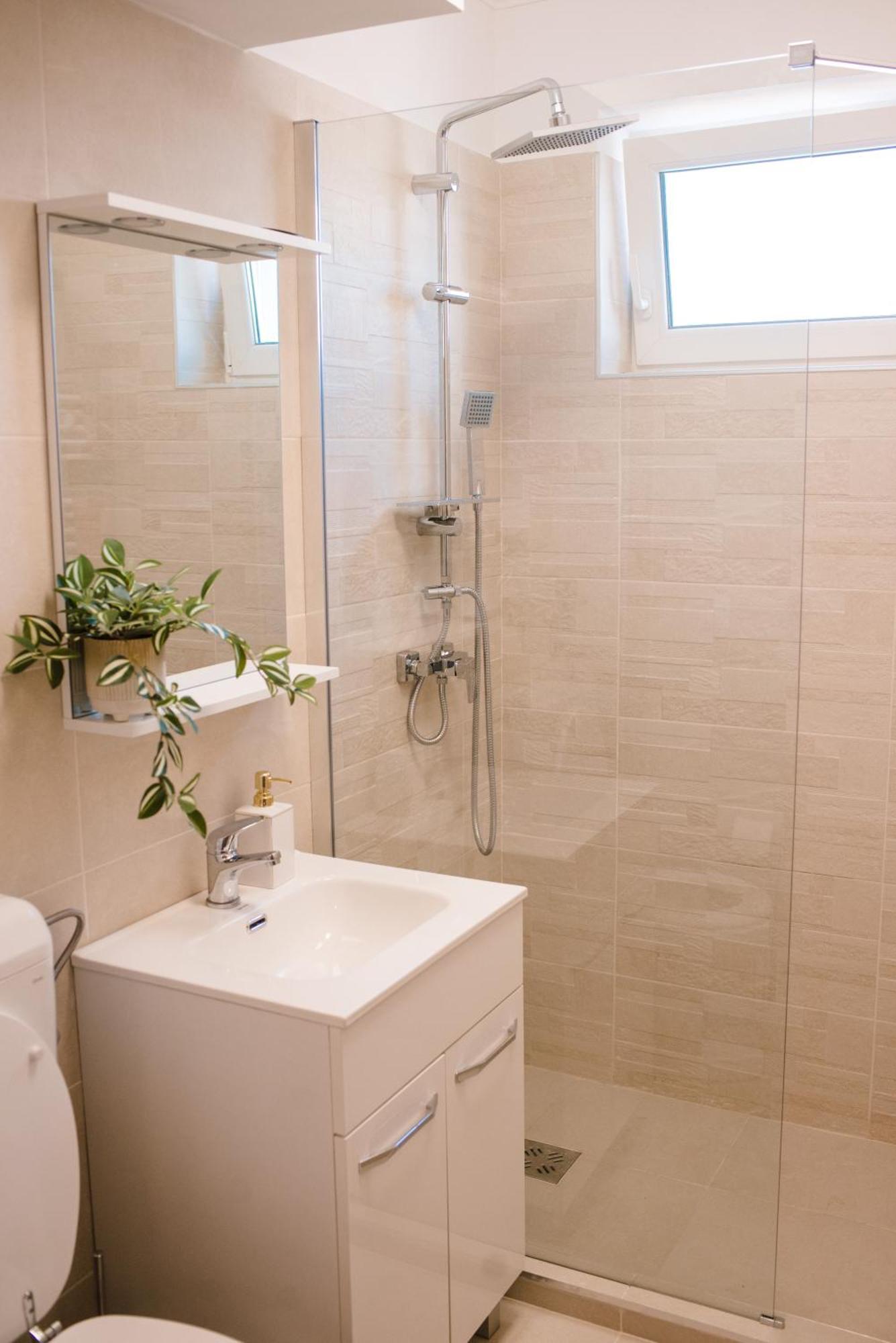 Central White Apartment Сату Маре Екстериор снимка