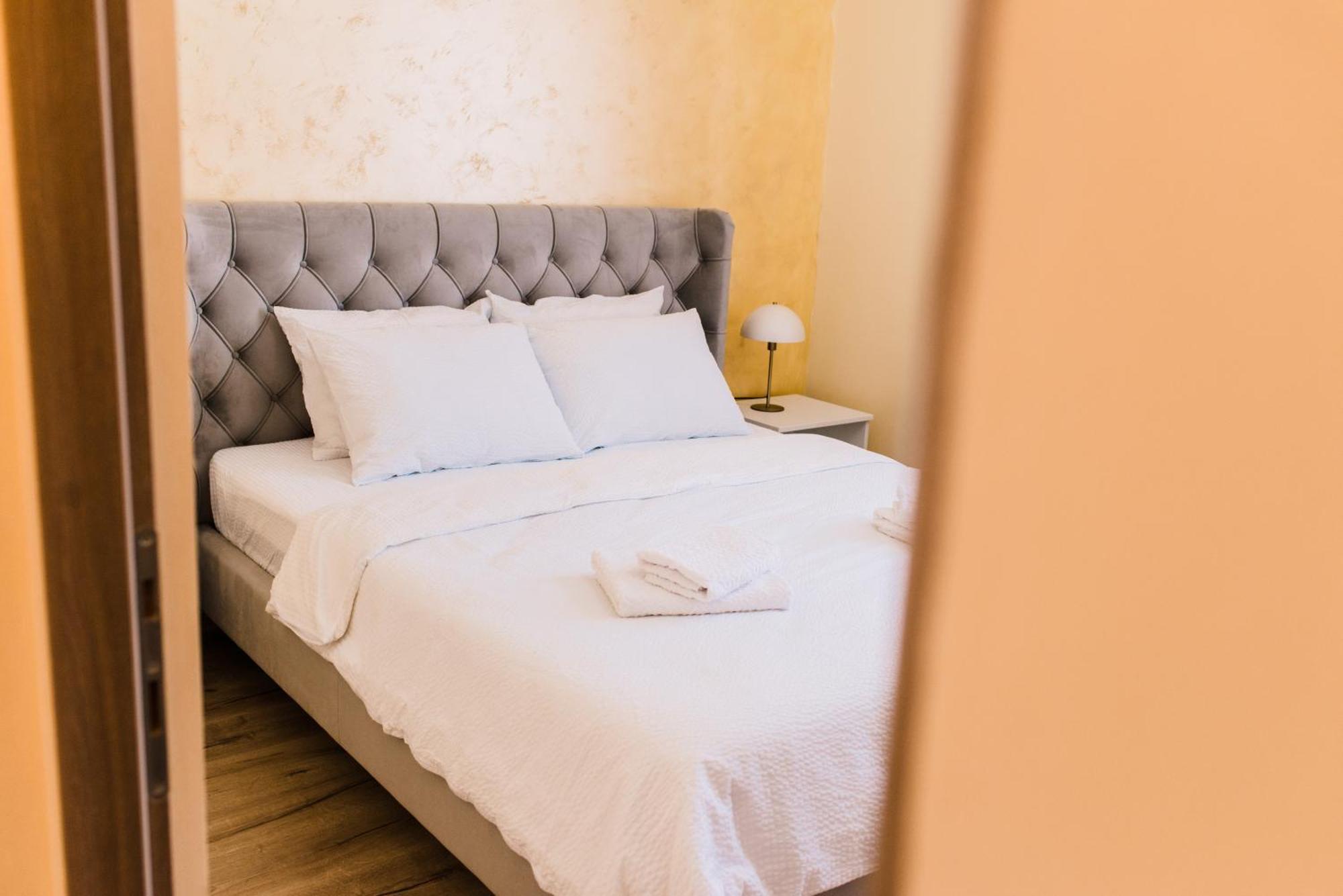 Central White Apartment Сату Маре Екстериор снимка