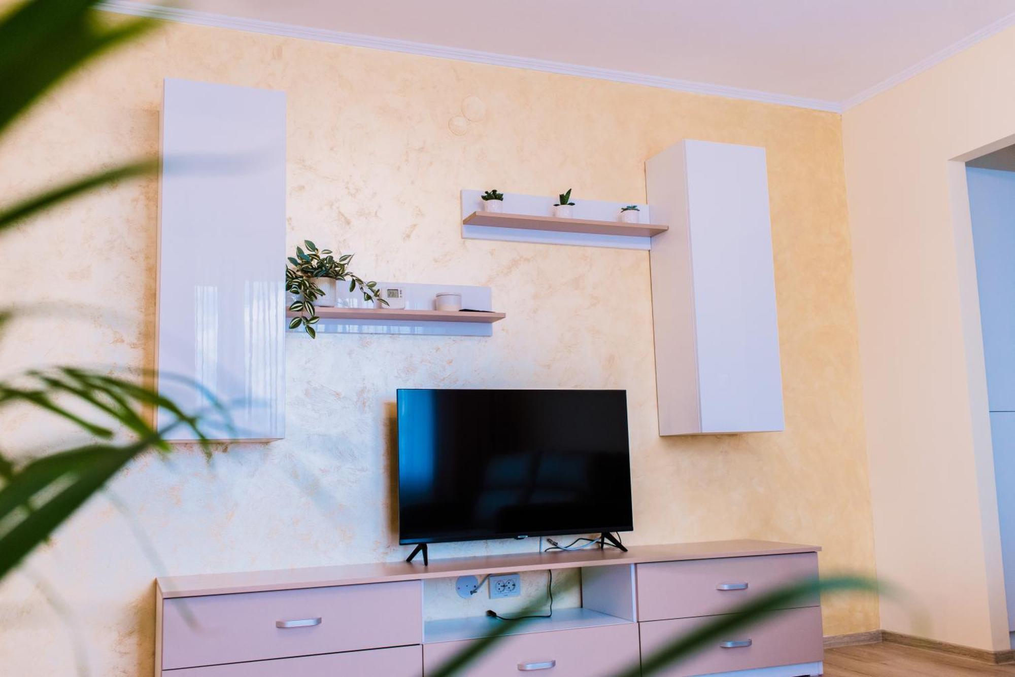Central White Apartment Сату Маре Екстериор снимка
