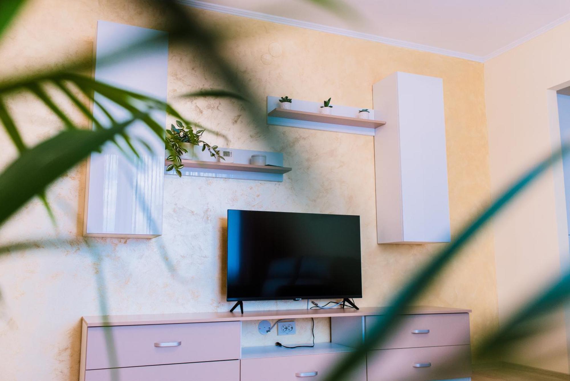 Central White Apartment Сату Маре Екстериор снимка