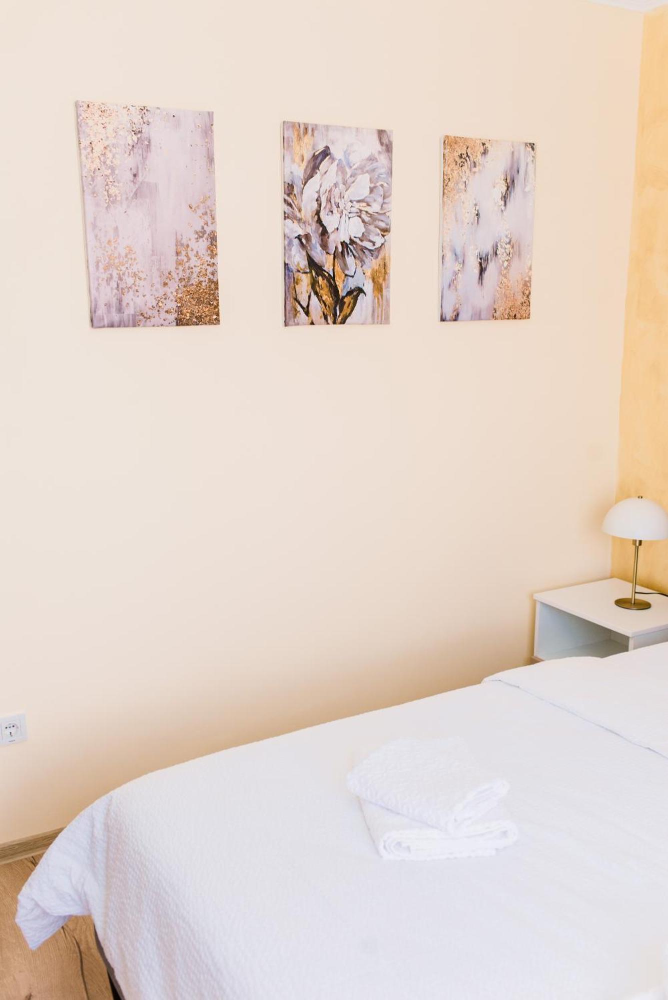 Central White Apartment Сату Маре Екстериор снимка
