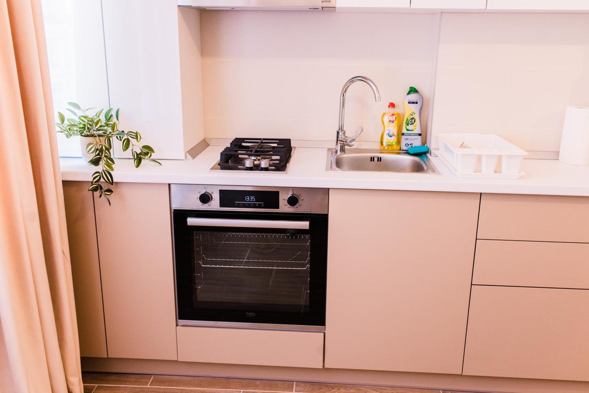 Central White Apartment Сату Маре Екстериор снимка